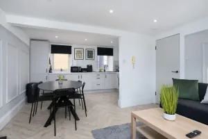 Image of Modern 5 BED-2 BATH Apartment