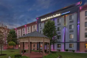 Image of Days Inn and Suites by Wyndham Hammond, IN