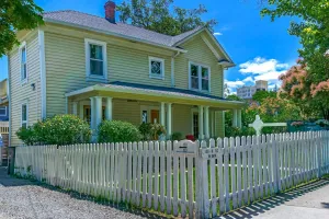 Image of Pioneer Vacation Rentals - Pioneer North Suite downtown Ashland