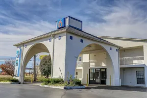Image of Motel 6-Dickson, TN