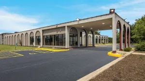 Image of HomeTowne Studios by Red Roof and Conference Center Chicago - N Aurora Naperville