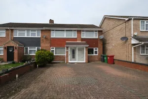 Image of Elegant 5 Bed Home with Garden & Parking - Slough