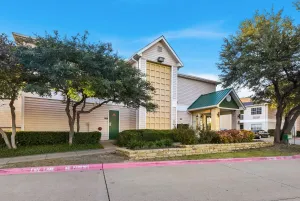 Image of HomeTowne Studios by Red Roof Dallas - North Addison - Tollway
