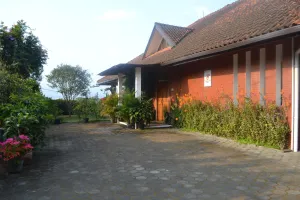 Image of Vila Bunga Merah Gelatik