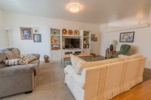 Image of Traveler's Rest 3 Bedroom Home by RedAwning
