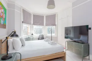 Image of Newly Renovated 3 Bedroom Apartment in North West London