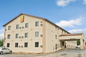 Image of Super 8 by Wyndham Eureka/Six Flags Nearby