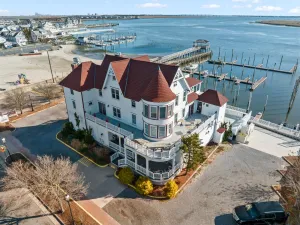 Image of Tavern on the Bay Hotel - Al Capone Suite