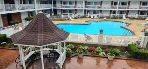 Image of Days Inn & Suites by Wyndham Roseville/Detroit Area