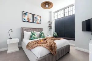 Image of Elliot Oliver - Stylish 2 Bedroom Town Centre Apartment