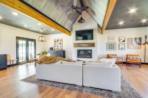 Image of 'all About the Buzz' Cottage w/ Patio & Yard!