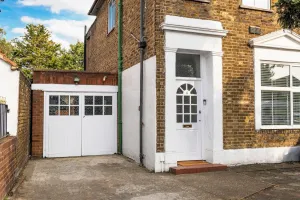 Image of Spacious 5-Bedroom 2-Bath Home in Stanwell