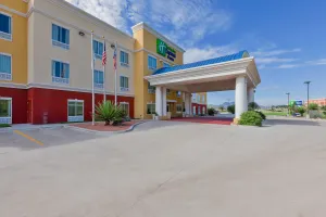 Image of Holiday Inn Express and Suites Alpine by IHG