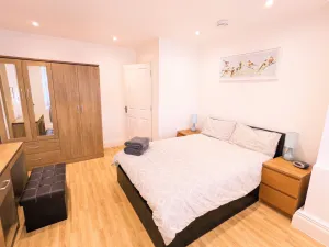 Image of Spacious 2-bed apartment in central Kingston near Richmond Park