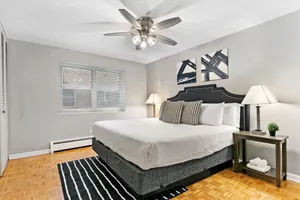 Image of 1BR Apt Near Shops in Lakeview
