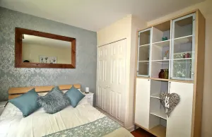 Image of Large Balcony Apartment - 2 Double Beds - Sleeps 4 - Close to Town & Racecourse - Off Street Parking 2 Cars - Fast Wifi