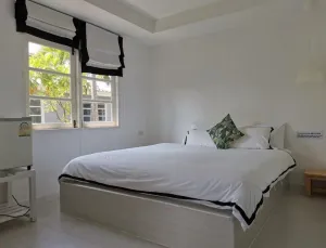 Image of 1715 House - White Rhino