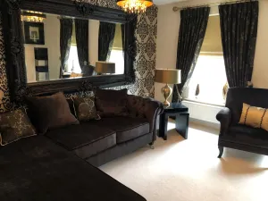Image of 2-Bed Hillside House - Sleeps 4 Garden & Parking