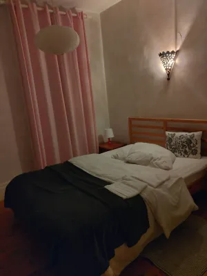 Image of Grande maison ancienne simple et spacieuse.