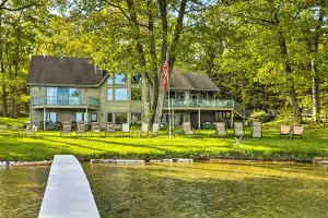 Image of Rustic-Chic Lake Glen Studio 4 Mi to Beach!