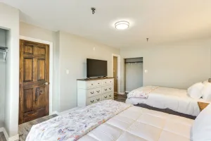 Image of Walk to Oakland City University: Modern Apartment!