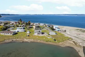 Image of Sunny by the Sound by Avantstay Coastal Escape