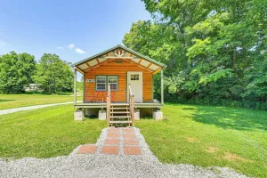 Image of 14 Mi to Kentucky Horse Park: Creekside Cabin