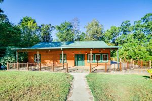 Image of Coffeeville Cabin with Deck about 7 Mi to Grenada Lk