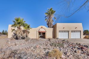 Image of Desert Retreat in Golden Valley: Courtyard & Views