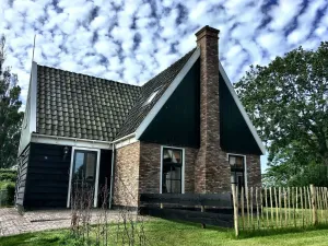 Image of Lush Villa with Hot Tub, Private Fenced Garden in Hippolytushoef