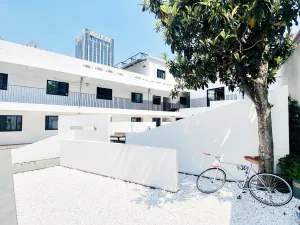 Image of Hidden Garden International Youth Hostel -Near Oriental Pearl &Lujiazui -Garden Social Area -Bar -Café -Free Laundry Luggage Storage -24H Front Desk -English Service