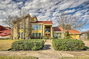 Image of Quiet Rental with Balcony 14 Mi to Downtown Houston