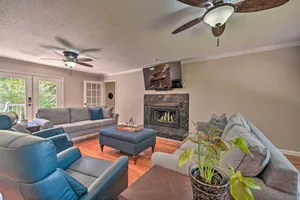 Image of 2 Mi to Clemson Central Villa with Deck, Near Lakes
