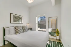 Image of 1BR Apartment with Laundry in West Loop