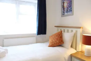 Image of 6guests-parking-nearstansted-accessible
