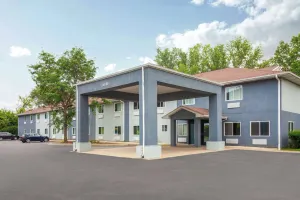 Image of Super 8 by Wyndham McHenry Fox Lake Area