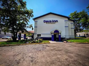 Image of Days Inn by Wyndham Waukegan
