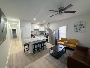 Image of Newly Renovated 2 Bedroom - A Seasoned Superhost