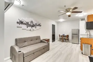 Image of Half-mi to Oakland City Golf Club: Sleek Apartment