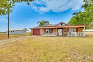Image of 20 Mi to Austin: Texas Farmhouse on 10 Acres