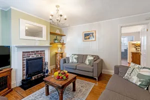Image of 2-Bedroom Stylish & Gorgeous, Cosy Westgate Cottage Retreat, Central Winchester, Free On-Street Parking Permit, with Garden, Close to Cathedral - Sleeps 6, Pets are Welcome, SUMMER SPECIAL OFFER! - by Blue Puffin Stays