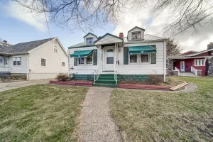 Image of Walk to Lake Erie & Beach Access: Home w/ Deck!