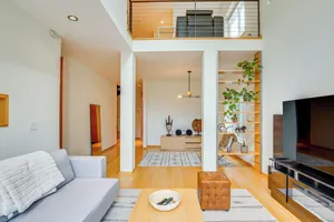Image of 6 Mi to Lake Washington: Sleek Townhome w/ Deck!