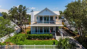 Image of Magnolia Charms by Avantstay 2 Mins TO Beach Pet Friendly, BBQ & Balcony Views!