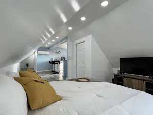 Image of Sky parlor with river view