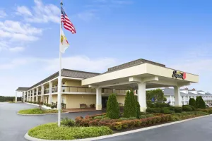 Image of Super 8 by Wyndham Calhoun