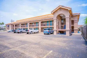 Image of Lone Star Inn & Suites by OYO Harlingen TX