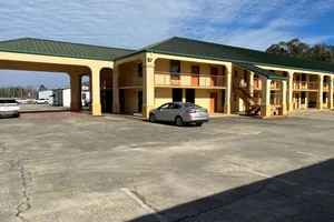 Image of Days Inn & Suites by Wyndham Brewton