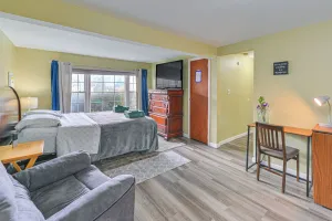 Image of 2 Mi to UBS Arena: Wfh-friendly Couple's Retreat