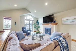 Image of Walk to Lincoln City Beach: Townhome w/ Balconies!